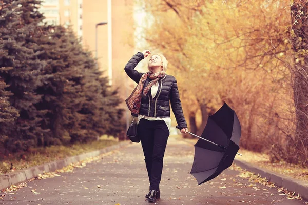 Женщина с зонтиком в осеннем парке — стоковое фото