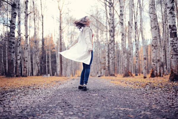 Jeune femme dans dans le parc d'automne — Photo