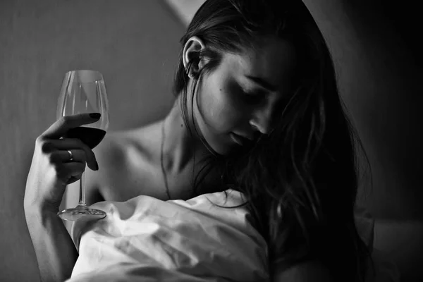 Femme tenant un verre de vin — Photo