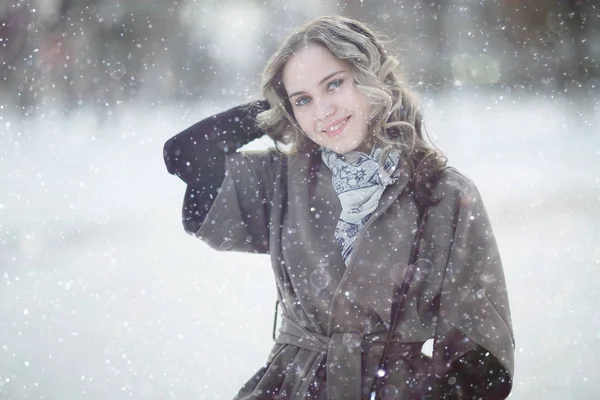 Kışın kız giyiyor kat — Stok fotoğraf