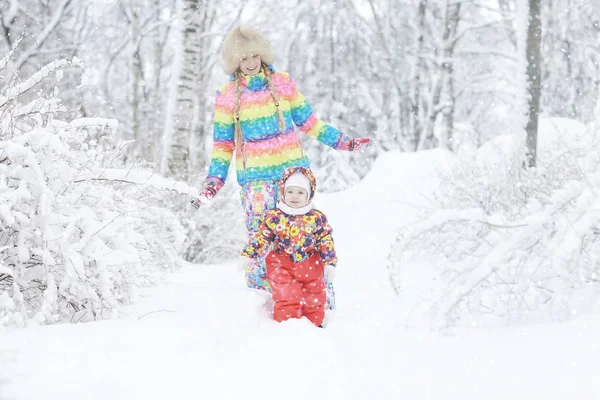 Donna e un bambino che giocano in inverno — Foto Stock