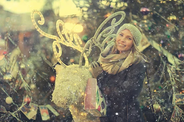 Vintern porträtt av glad tjej — Stockfoto