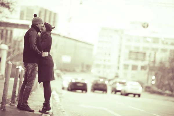 Lovers walking in the city streets — Stock Photo, Image