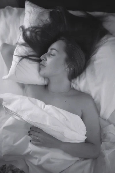 Ágyban alvó nő — Stock Fotó