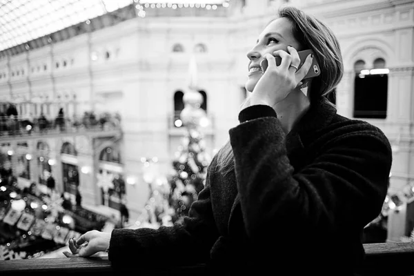 Glada kvinna pratar i telefon — Stockfoto