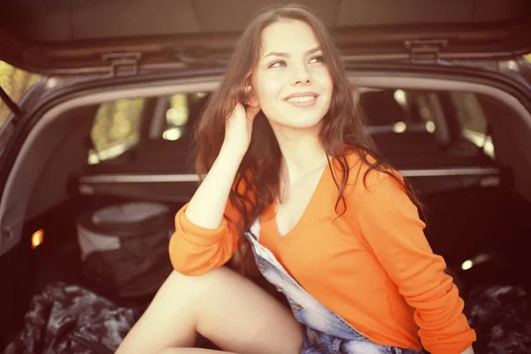 Hermosa chica en el coche — Foto de Stock