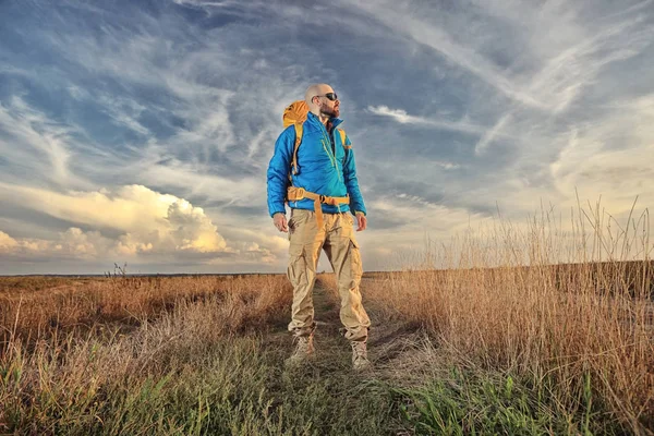 Человек путешественник в дикой природе осенью — стоковое фото