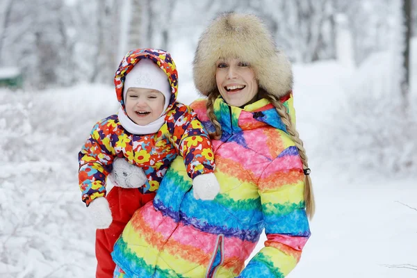 Ragazza con madre nel parco innevato — Foto Stock