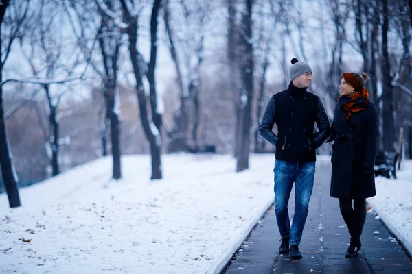 Man and woman in a city park — Stock Photo, Image
