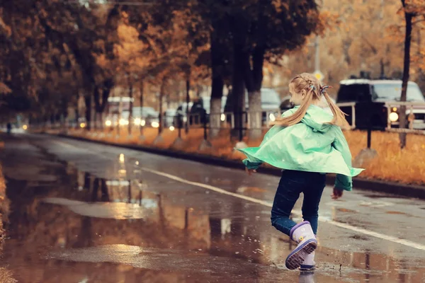 Ragazza giocare all'aperto dopo la pioggia — Foto Stock