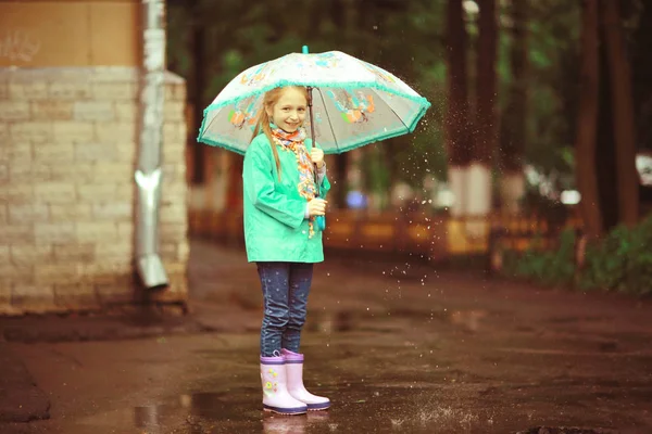 Őszi park séta kislány — Stock Fotó
