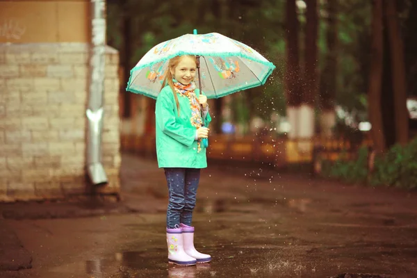 Niña caminando en el parque de otoño — Foto de Stock