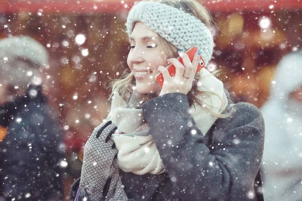 Счастливая девушка, говорящая по телефону — стоковое фото