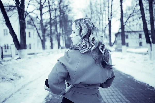 Девушка в осеннем пальто и перчатках — стоковое фото
