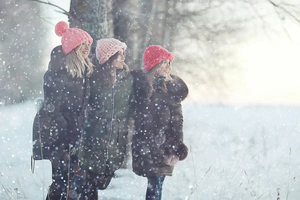 Giovani ragazze che camminano all'aperto — Foto Stock