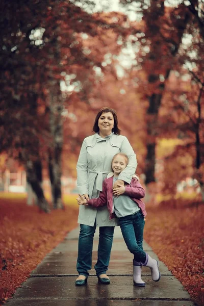 Mor med dotter utomhus — Stockfoto