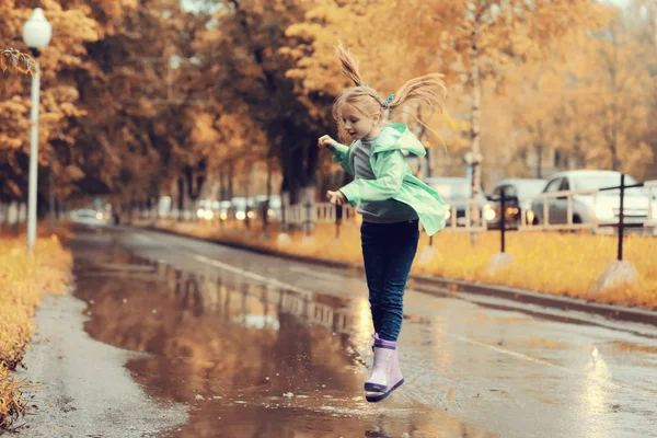 Κορίτσι που τρέχει στο πάρκο φθινόπωρο — Φωτογραφία Αρχείου