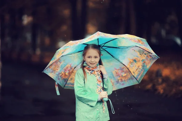 Petite fille marchant dans le parc d'automne — Photo