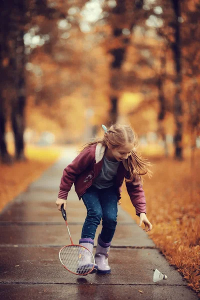 Girl playing badminton in the park — Stock Photo, Image