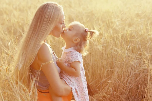 Mother and daughter in wheat field — Stock Photo, Image