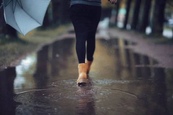 Mujer con paraguas caminando después de la lluvia — Foto de Stock
