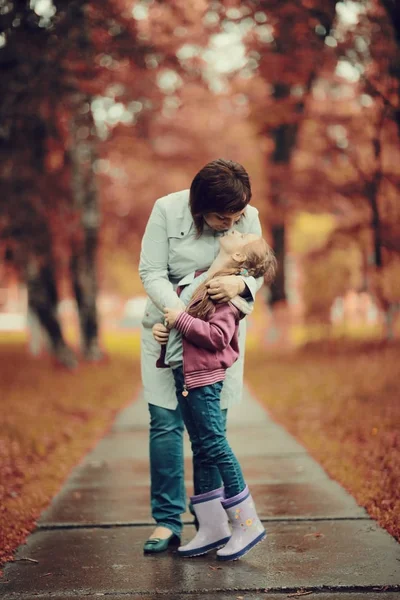 Mãe andando com filha ao ar livre — Fotografia de Stock