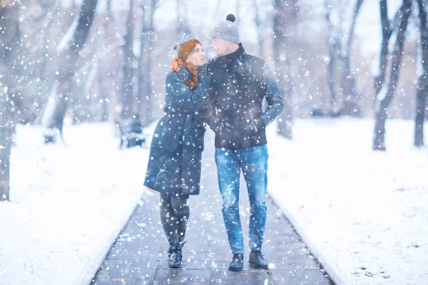 Mann und Frau in einem Stadtpark — Stockfoto