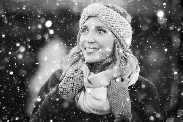Mutlu kız kış portresi — Stok fotoğraf