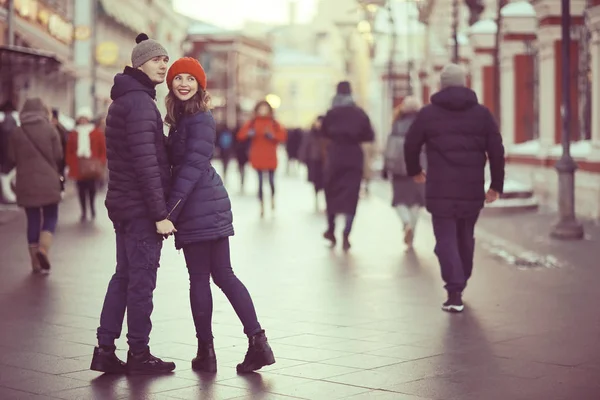 Junger Mann und Frau draußen — Stockfoto
