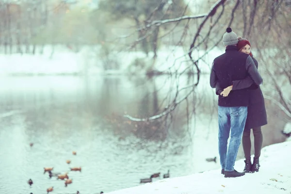 Uomo e donna in un parco cittadino — Foto Stock