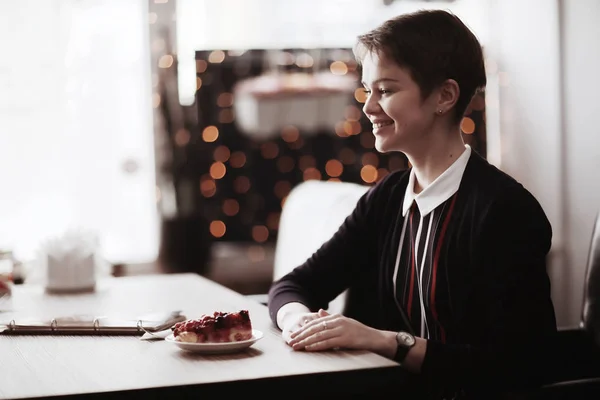 Коротковолосая девушка, сидящая в кафе — стоковое фото