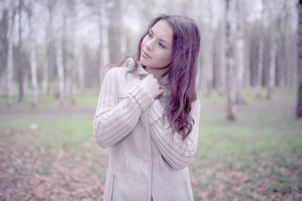 Ragazza premurosa nel parco — Foto Stock