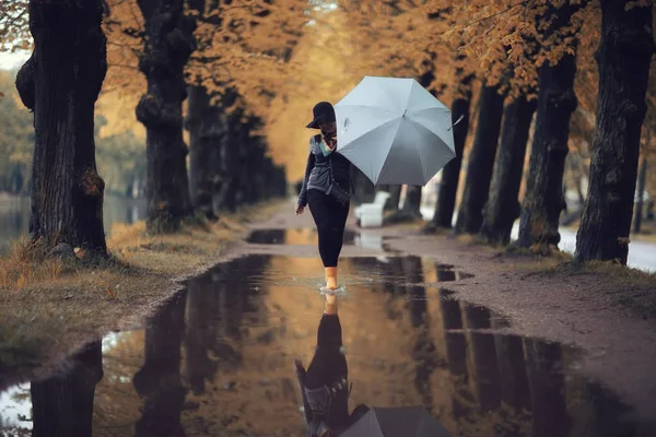 Mulher andando na rua — Fotografia de Stock