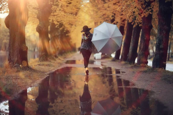 Жінка ходить на вулиці — стокове фото