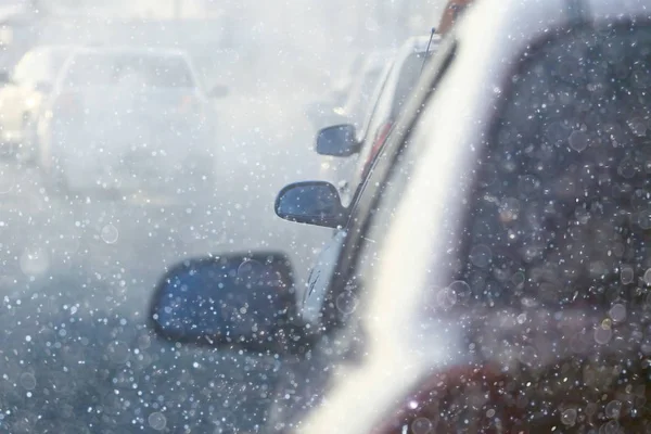 冬の市の道路で雪します。 — ストック写真