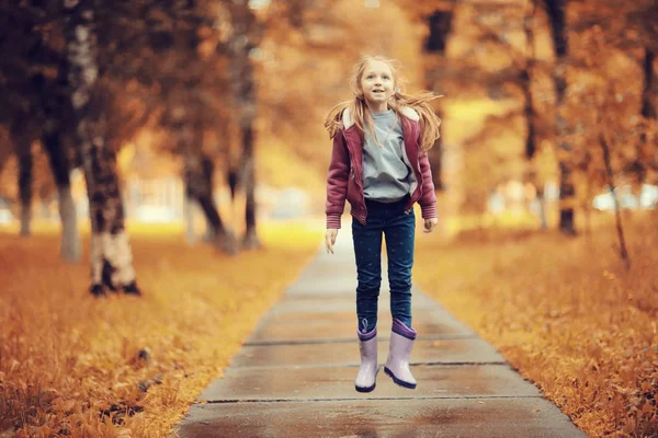 Ragazza giocare all'aperto dopo la pioggia — Foto Stock