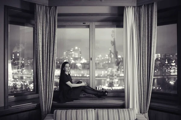 Mujer en el interior del hotel — Foto de Stock