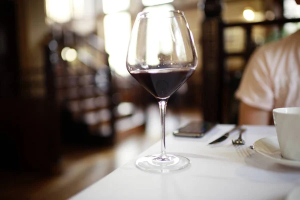 Ужин с бокалом вина на столе — стоковое фото