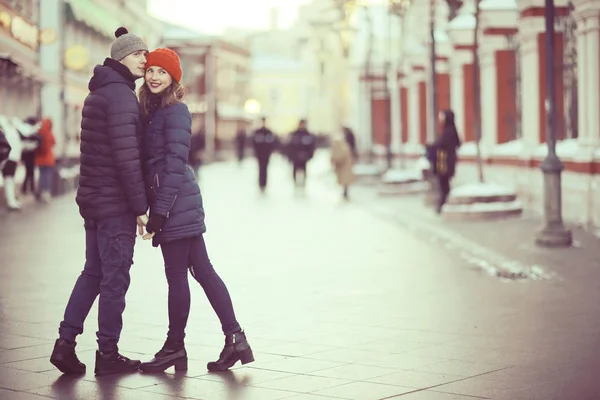 Couple amoureux marchant dans la ville — Photo