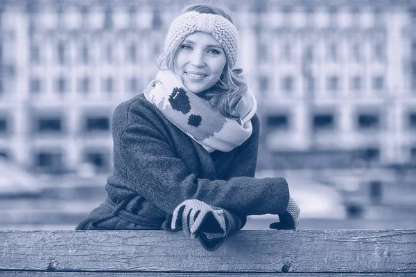 Мечтающая женщина в зимнем городе — стоковое фото