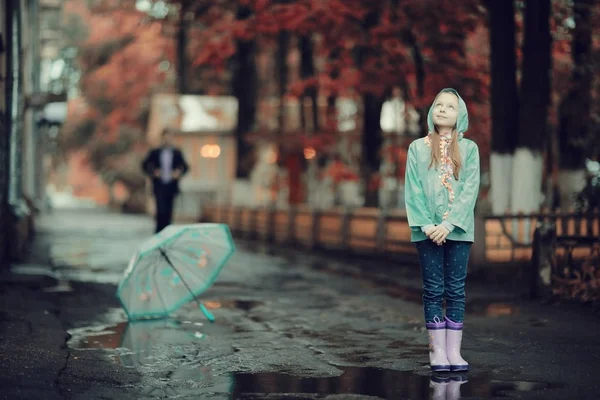 Ragazza che indossa una giacca all'aperto — Foto Stock