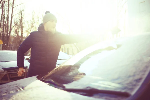 Hombre limpieza nieve de coche — Foto de Stock