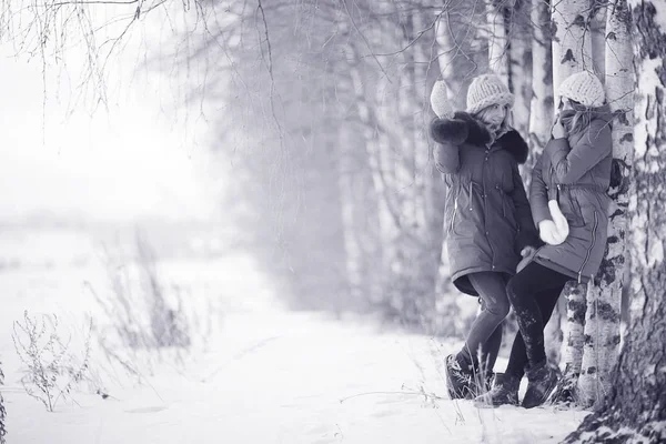 여자는 겨울에 있는 재미 — 스톡 사진