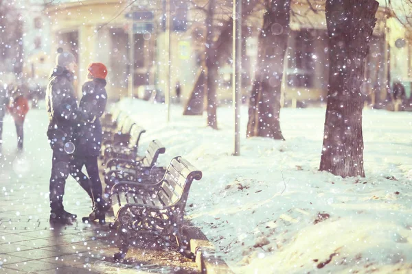 Man and woman in a city park — Stock Photo, Image