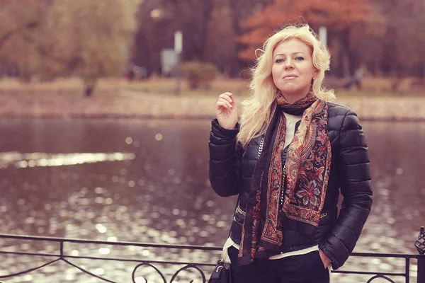 Woman walking in autumn park — Stock Photo, Image