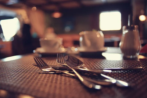 Utensílios de mesa e comida em restaurante — Fotografia de Stock