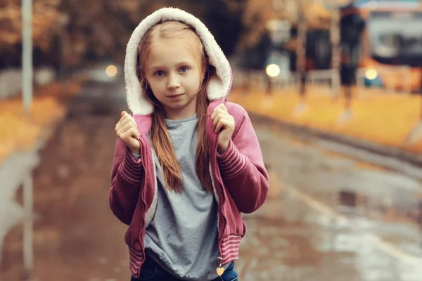 Девушка в куртке на открытом воздухе — стоковое фото