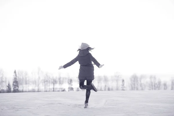 Chica feliz en el campo nevado de invierno —  Fotos de Stock