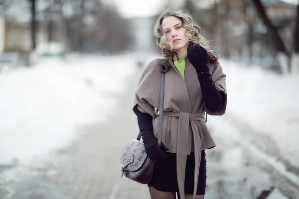 Fille en manteau d'automne et gants — Photo