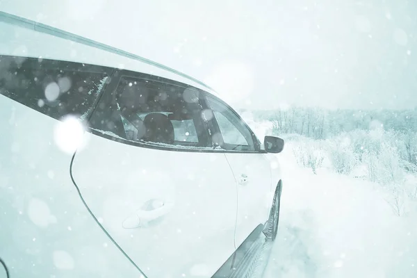Carro em uma paisagem nevada — Fotografia de Stock